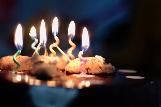 Pastel de cumpleaños con velas Hyoola 12 Tall Taper encendidas