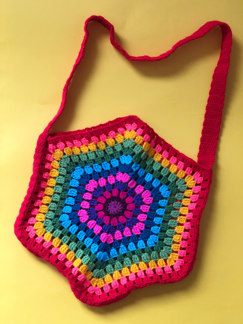 Häkelanleitung für eine Umhängetasche im Granny Square-Style von Ars Vera