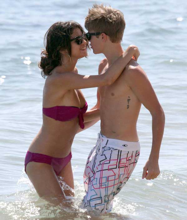 Hollywood Kisses, Selena Gomez Kissing, Justin Bieber Kissing,  Kiss on the Beach, Justin Bieber kissing girlfriend, Selena Gomez kissing boyfriend, Selena Gomez bathing with boyfriend, Justin Bieber bathing with girlfriend