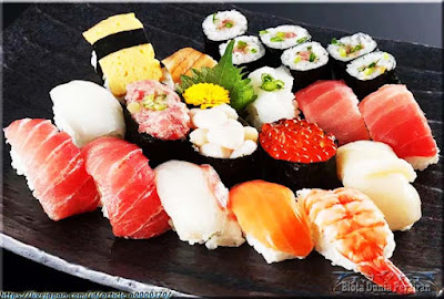 Sushi hidangan seafood Jepang populer