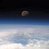 La Luna y la Tierra vista desde el espacio a una velocidad 27,600 km/h
