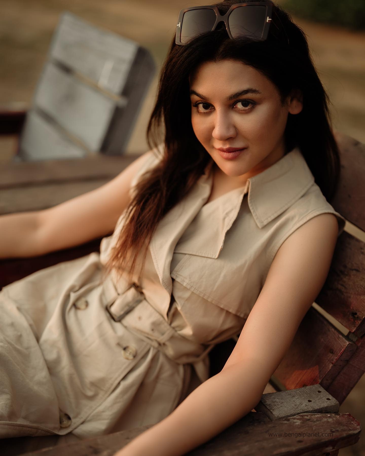 Actress-Jaya-Ahsan-stunning-photos-in-a-sleeveless-trench-coat-04-Bengalplanet.com