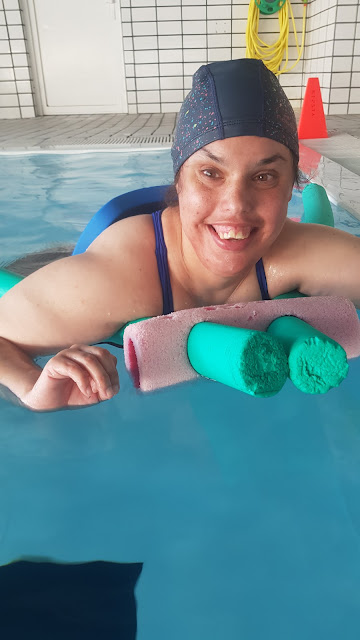 Chica en la piscina