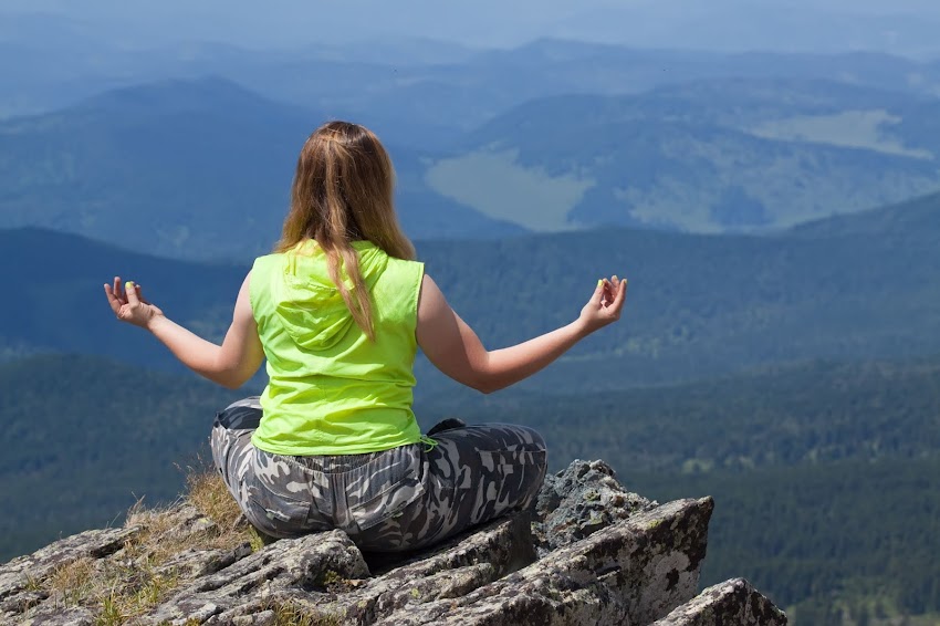 Yoga en las alturas, una tendencia en Myanmar.