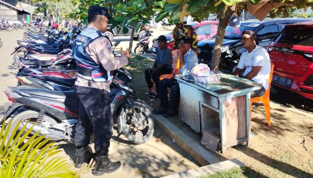 Sambang Wilayah, Bhabinkamtibmas Polsek Peureulak Polres Aceh Timur Imbau Tukang Parkir Untuk Tingkatkan Kewaspadaan