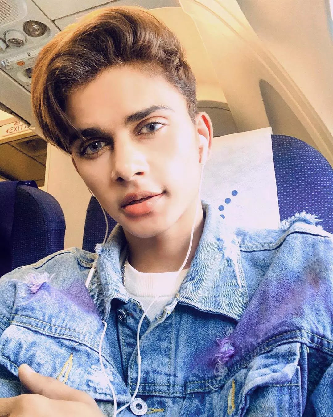 Lucky-Dancer-in-airplane-Latest-HD-Photo-photoshoot-getpics