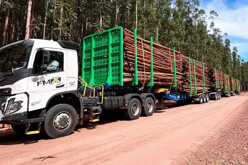 Volvo FMX 6x6 puxando Megatrem Florestal da Manos Implementos