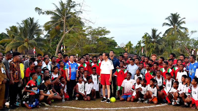 Moment Jokowi Main Sepak Bola Dengan Anak-anak Pelajar Biak, Papua
