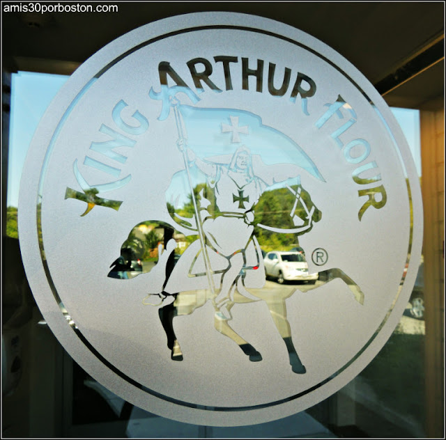 Logo en el Cristal de la Puerta de la Tienda Insignia de la King Arthur Flour