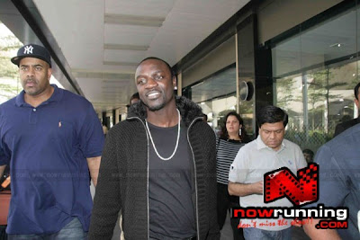 Singer Akon arrives in Mumbai