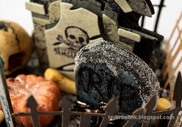 Layers of ink - Spooky Graveyard Tutorial by Anna-Karin Evaldsson. Rock candy distress glitter.