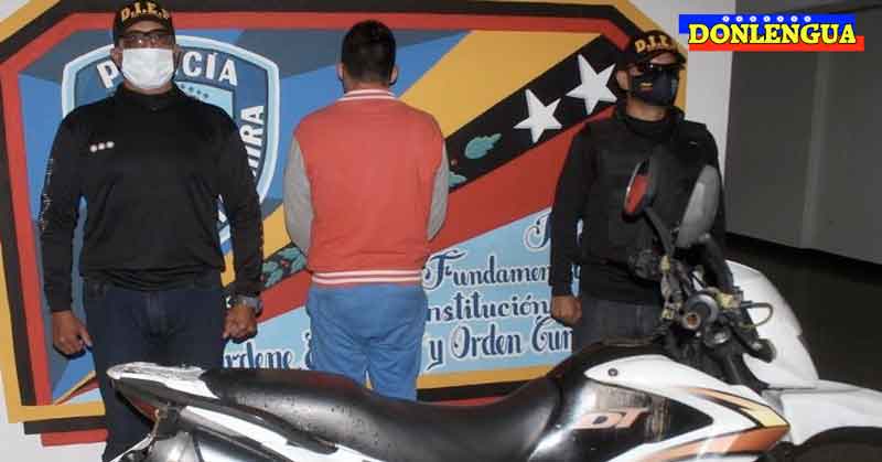 Detenido por enseñarle a su hija pequena como matar a un perro con la moto