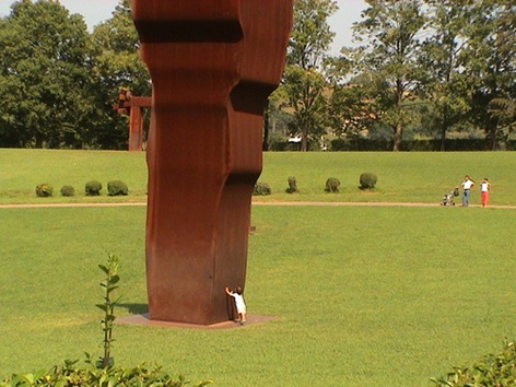 Escultura Chillida y niño