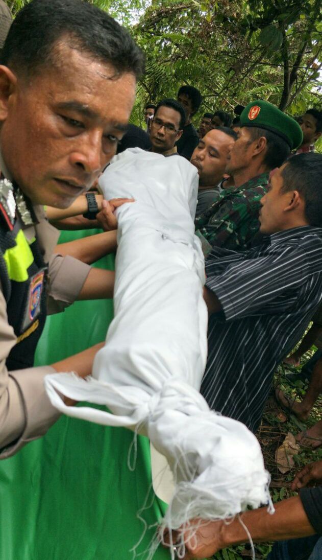 Bhabinkamtibmas Polsek Wara Kelurahan Murante Palopo, Aipda Buhari Banduru Ikut Mengangkat Jemazah Almarum Irfan.