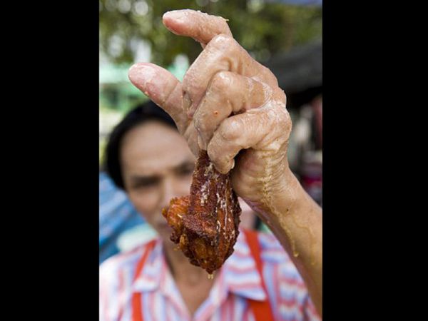 tkp-gila.blogspot.com - Koki Menggoreng dengan Tangan Kosong di Thailand