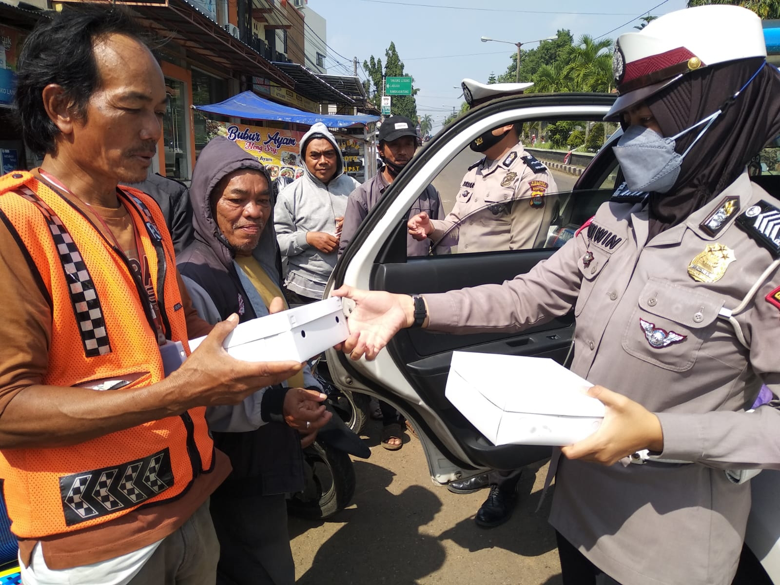 Warung Jumat” Polres Pandeglang Berbagi Sedekah di Jumat Berkah