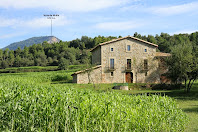 La façana sud de la masia de l'Atalaia, antigament anomenada la Casa del Salt de l'Atalaya