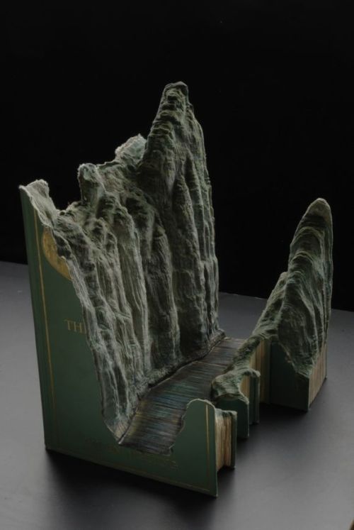 guy laramée esculturas esculpidas em livros grandes paisagens