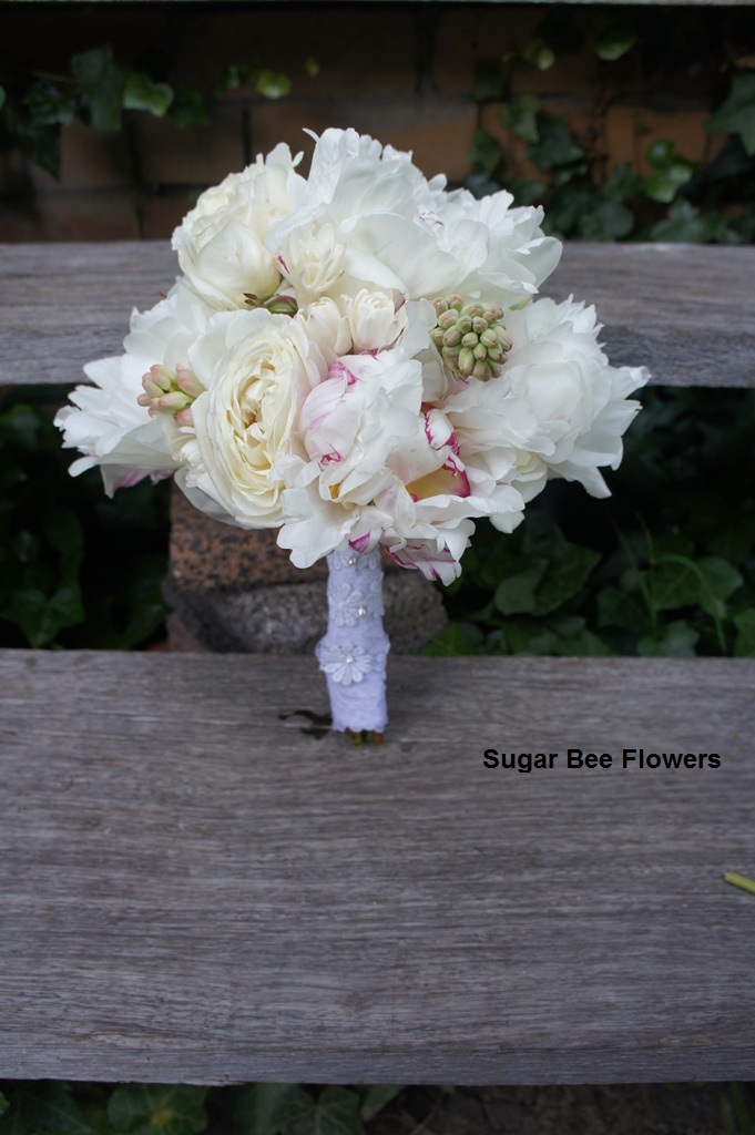 30 types of flowers Sugar Bee Flowers: White cream bouquet | 681 x 1024
