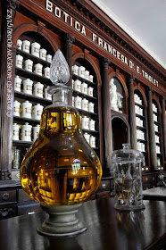 Fronton u  “Ojo de boticario”, en el Museo Farmacéutico Ernesto Triolet, en la ciudad de Matanza, Cuba. 