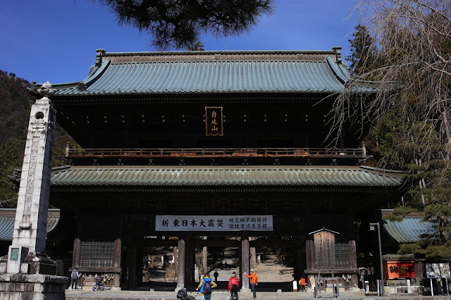 身延山久遠寺三門