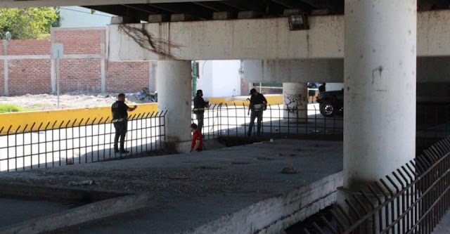 Ejecutan a Sargento del Ejercito en Culiacán, Sinaloa y abandonan su cuerpo debajo de un puente, investigan su estuvo en fiesta privada