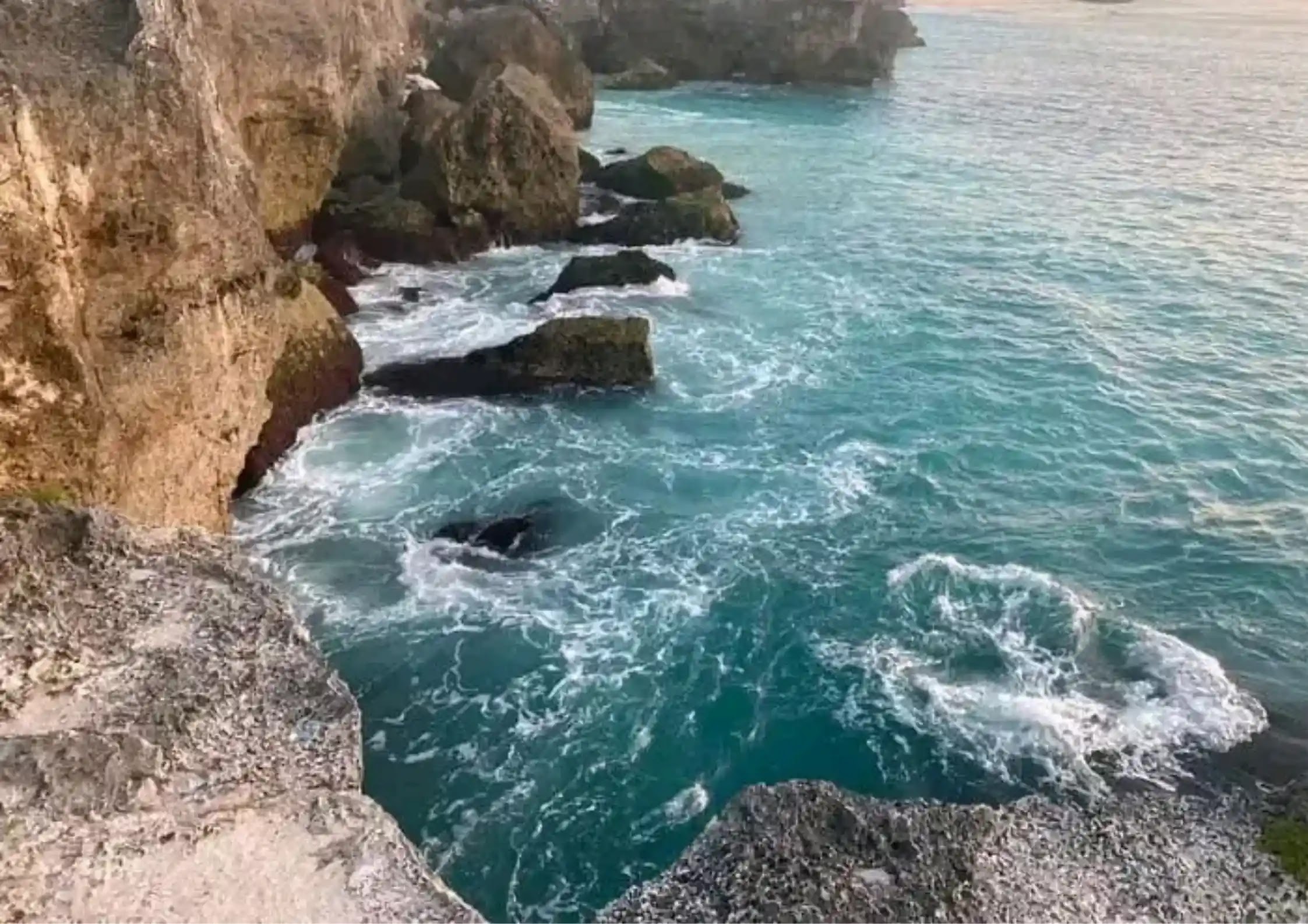 Eksotisme Pantai Mandorak: Keindahan Pantai Pasir Putih Dikelilingi Tebing di Sumba Barat