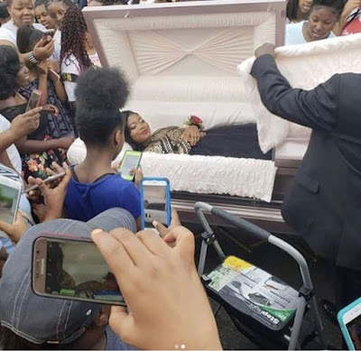 Teen causes a stir as she arrives her prom in a coffin (Photos)  The teenage girl pictured above took the 2018 prom to a whole new level, by arriving at the event in a casket. The photos have gone viral on social media. See full photos below...