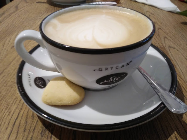 Manufaktura w Łodzi i wyjątkowa kawa Cappuccino w towarzystwie Iwony gospodyni grupy z FB „Pyszne Ciekawostki” u Grycana. foto Dariusz Marek Gierej