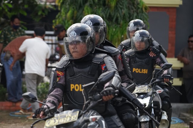Jelang Pemilu 2024 "Gedung KPUD Kebumen Dikepung Masa Polisi Lakukan Tindakan Represiv