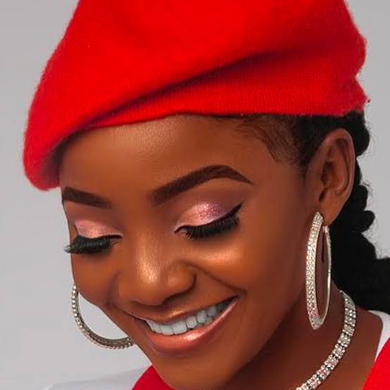 “I woke up angry today” – Simi rants about how women struggle to win