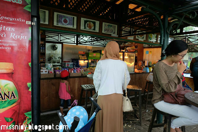 kedai makanan di taman bunga nusantara