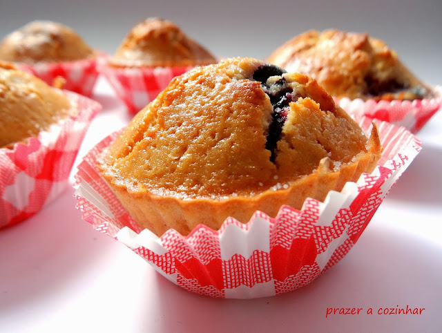 prazer a cozinhar - Citrus Sunshine Muffins with mixed berries