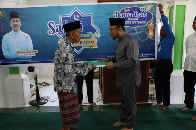 Safari Ramadan, BP Batam Serahkan Bantuan untuk Pembangunan Masjid Nurul Bahari di Pulau Akar