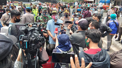 Kapolresta Yogyakarta Dampingi Walikota Yogyakarta Bagikan "Face Shield" Gratis di Malioboro