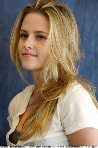 Kristen Stewart Taylor Lautner Kissed in Twilight Saga Eclipse 2010 