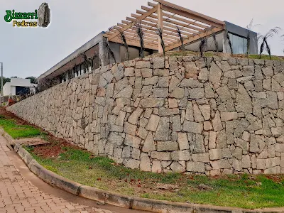 Muro de contenção com pedra rachão em Guararema/São Paulo. 