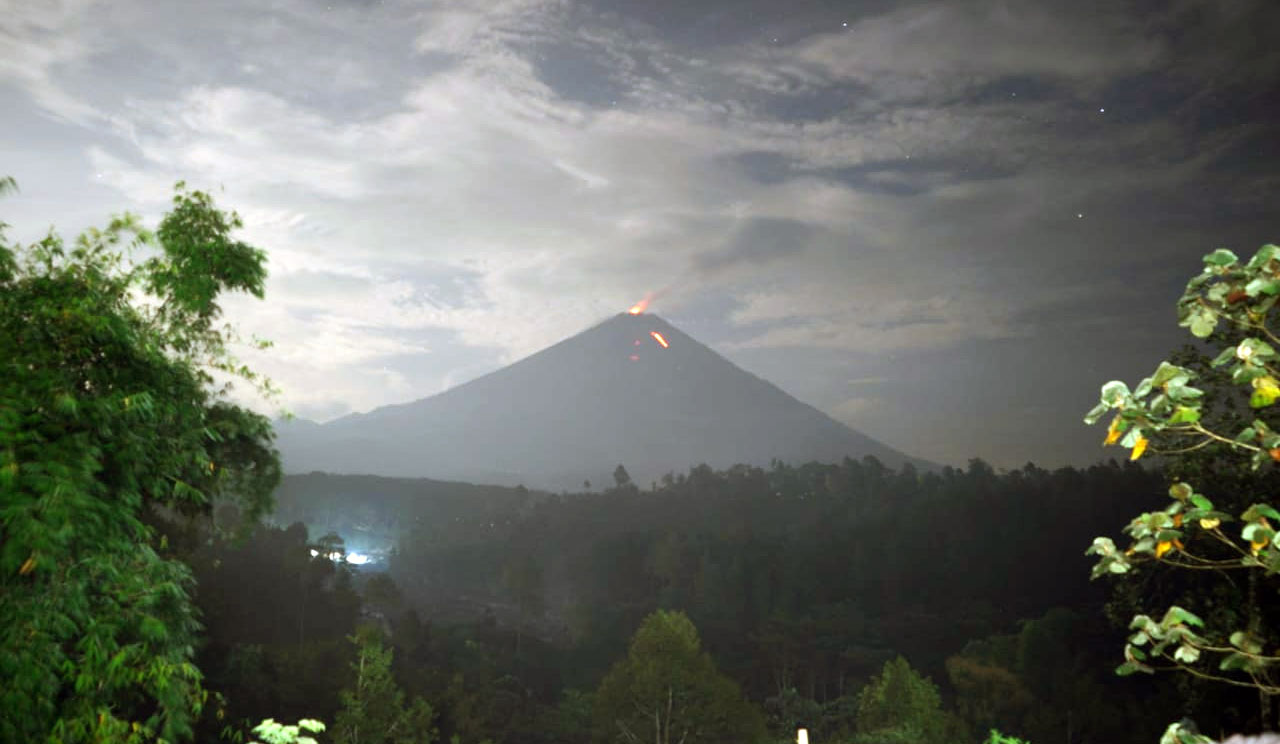  Gunung  Semeru  Muntahkan Lava Pijar Status  Masih Waspada