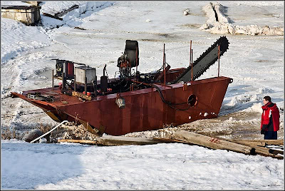 Motosierras gigantes para cortar el hielo en Arkhangelsk Rusia Saws to cut the ice giants in Arkhangelsk Russia