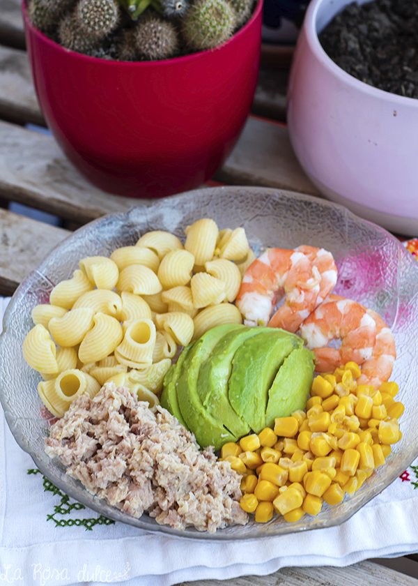 Ensalada de pasta, langostinos y aguacate