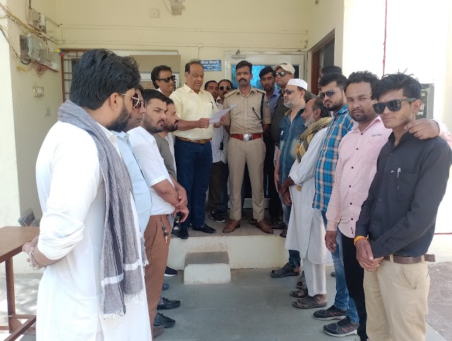 पत्रकार के खिलाफ की गई एफआईआर के विरोध में पत्रकार महासंघ ने सौपा ज्ञापन