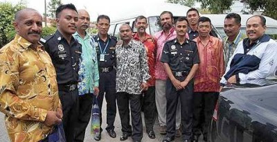 Brave men: Ramakrishnan (left) and the men involved in the searchand- rescue operation, posing for a photo with the police.