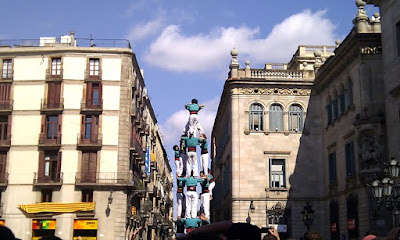 Human Towers at Pla?a Sant Jaume - Barcelona Sights Blog