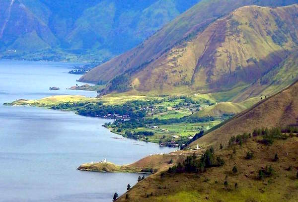 Kagum, Para Siswa dari Sulawesi Langsung Terjun ke Danau Toba