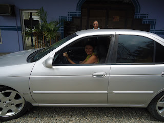 Chica dentro de vehiculo gris