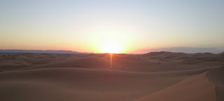 Puesta de sol en Marruecos, dunas de Erg Chebbi.