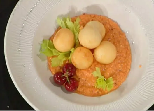Gazpacho con ciliegie e sfere di formaggio