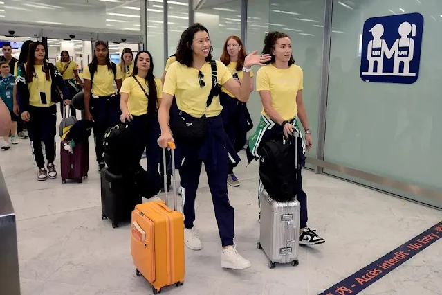 Seleção brasileira feminina de vôlei chega a Paris motivada e confiante