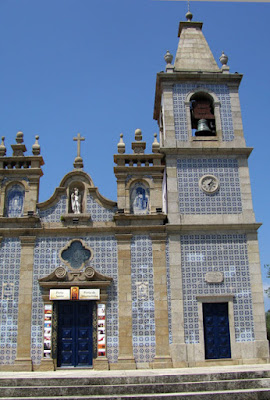 FAchada de igreja com azulejos