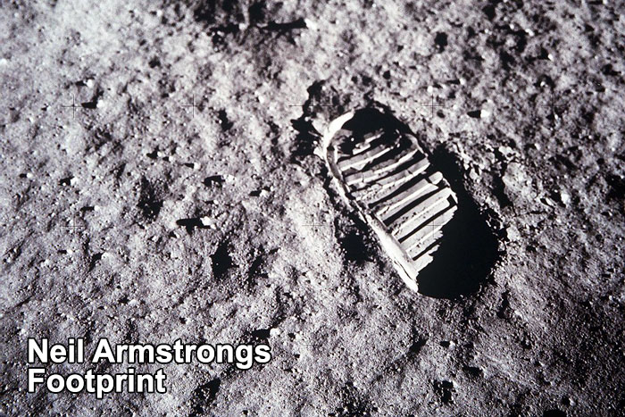 Someone Compared Pictures Of The First Footsteps On The Moon And Neil Armstrong’s Boots To Prove They Didn't Match, But Facts Destroyed His Claim